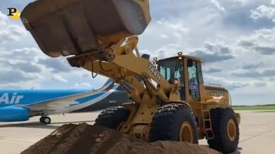 Amazon, Bezos guida una ruspa per il nuovo hub da 1,5 miliardi