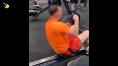 Finge di pescare mentre usa un attrezzo in palestra