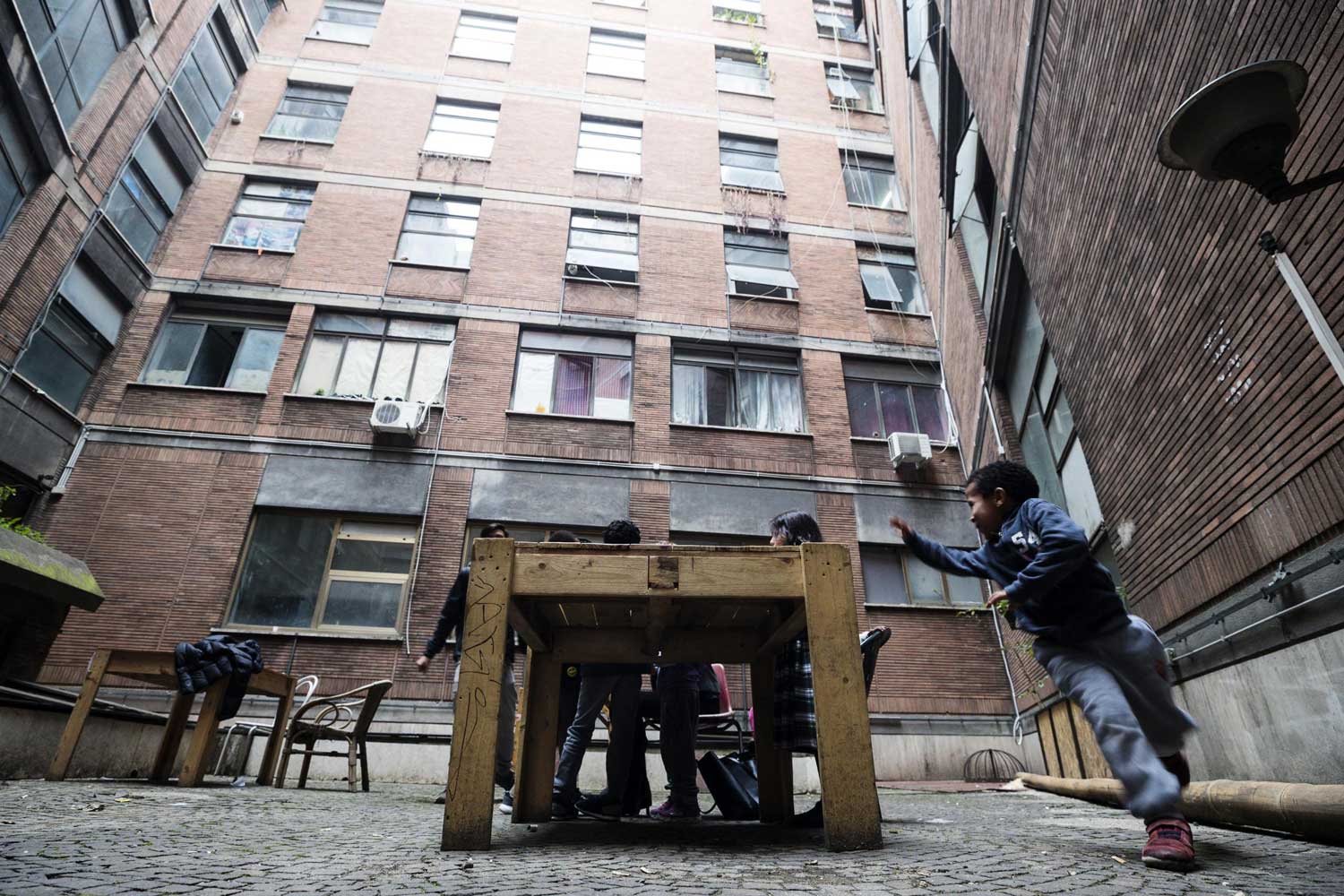 Tutte le leggi infrante nella casa occupata ma illuminata dal Cardinale Tutte le leggi infrante nella casa occupata ma illuminata dal Cardinale