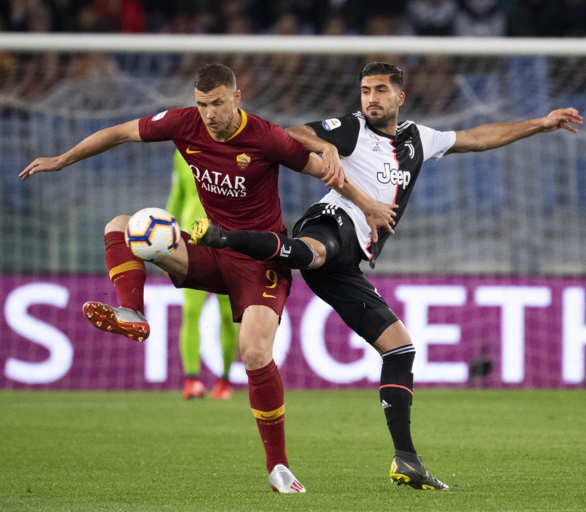 Juventus, ecco la nuova maglia senza strisce bianconere Juventus, ecco la nuova maglia senza strisce bianconere