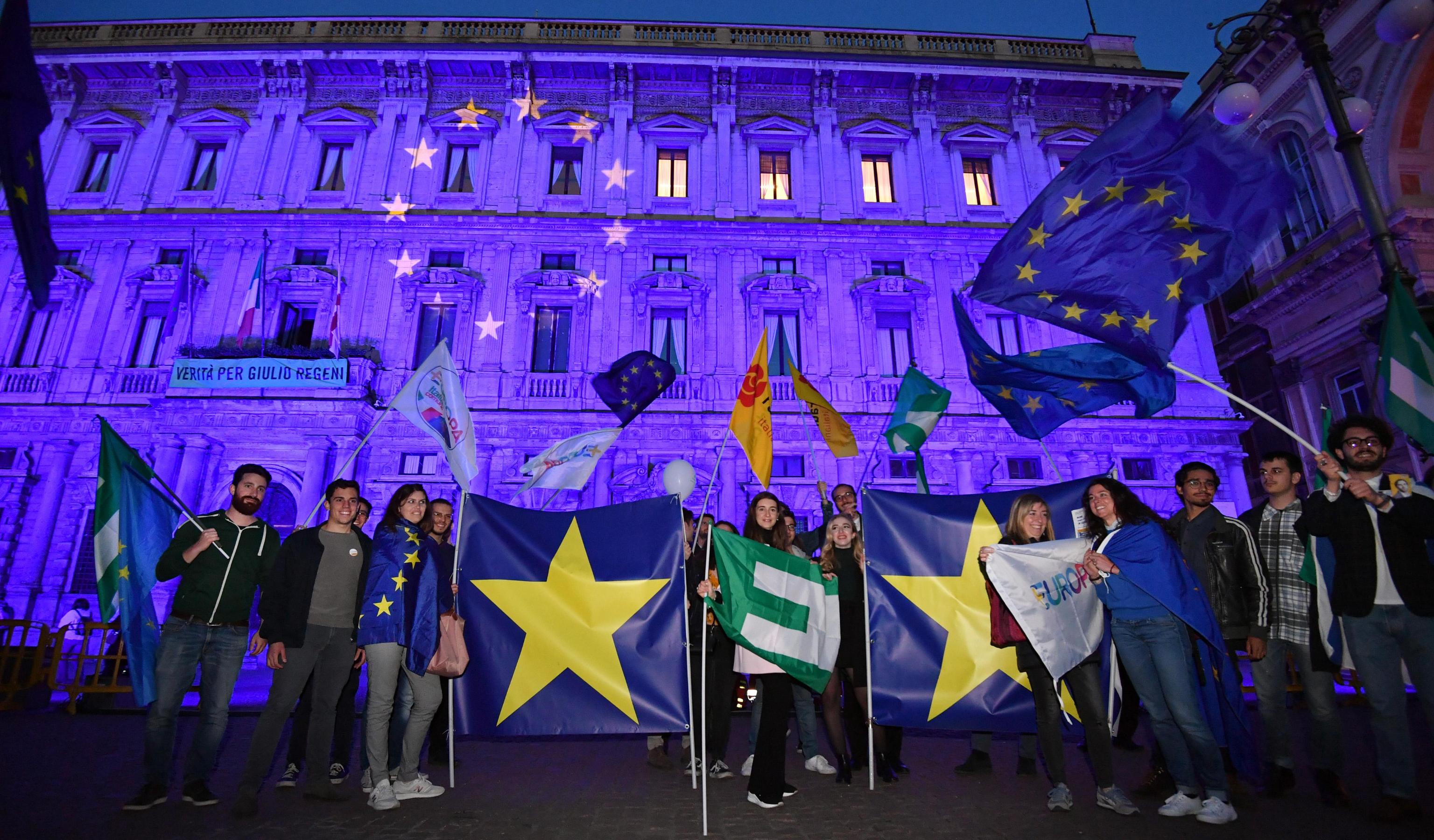 Milano, monumenti illuminati per la festa dell’Europa