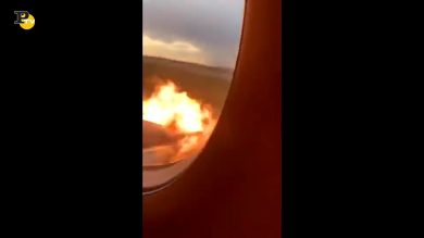 Mosca, aereo in fiamme. Il video di un passeggero dentro la cabina