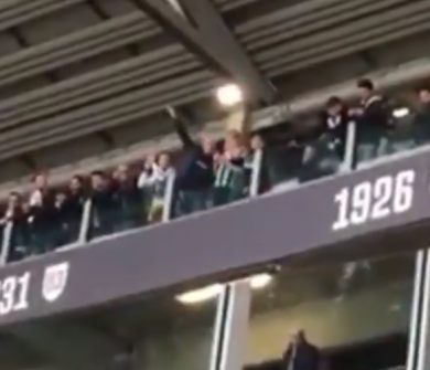 Tifoso della Juventus fa il gesto dell’aeroplano contro il Torino