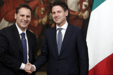 Conte silura Siri, a gamba tesa