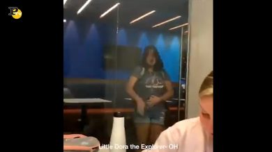 Ragazza non si accorge della porta e sbatte contro il vetro