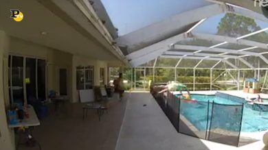 Bambino rischia di affogare, papà si tuffa in piscina per salvarlo