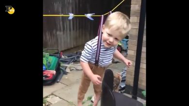 Appende il bambino allo stendibiancheria per asciugargli i vestiti