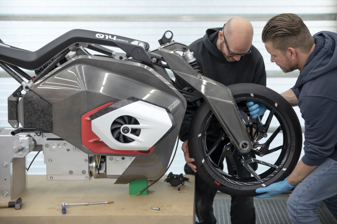 BMW Vision DC Roadster: il boxer bicilindrico si fa elettrico | foto