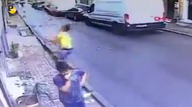 Bimba di 2 anni cade dal balcone, un ragazzo la afferra al volo