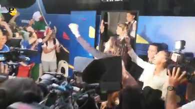 L’accoglienza dei tifosi dopo la vittoria delle azzurre contro la Cina