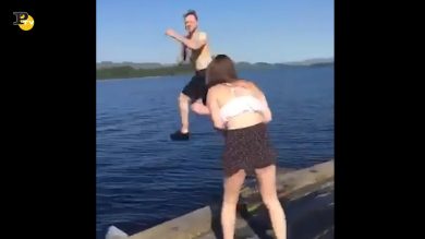 Ragazza fa uno scherzo all’amico e non si tuffa con lui