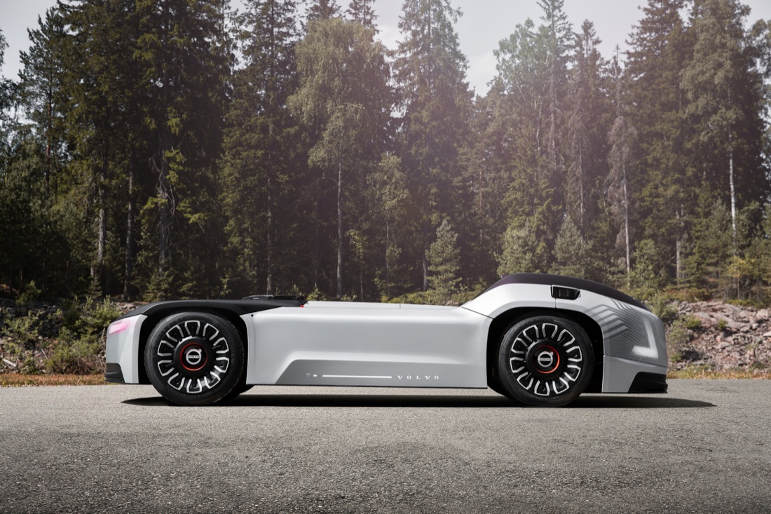 Volvo Trucks sperimenta “Vera”, il primo TIR elettrico a guida autonoma. Foto e video