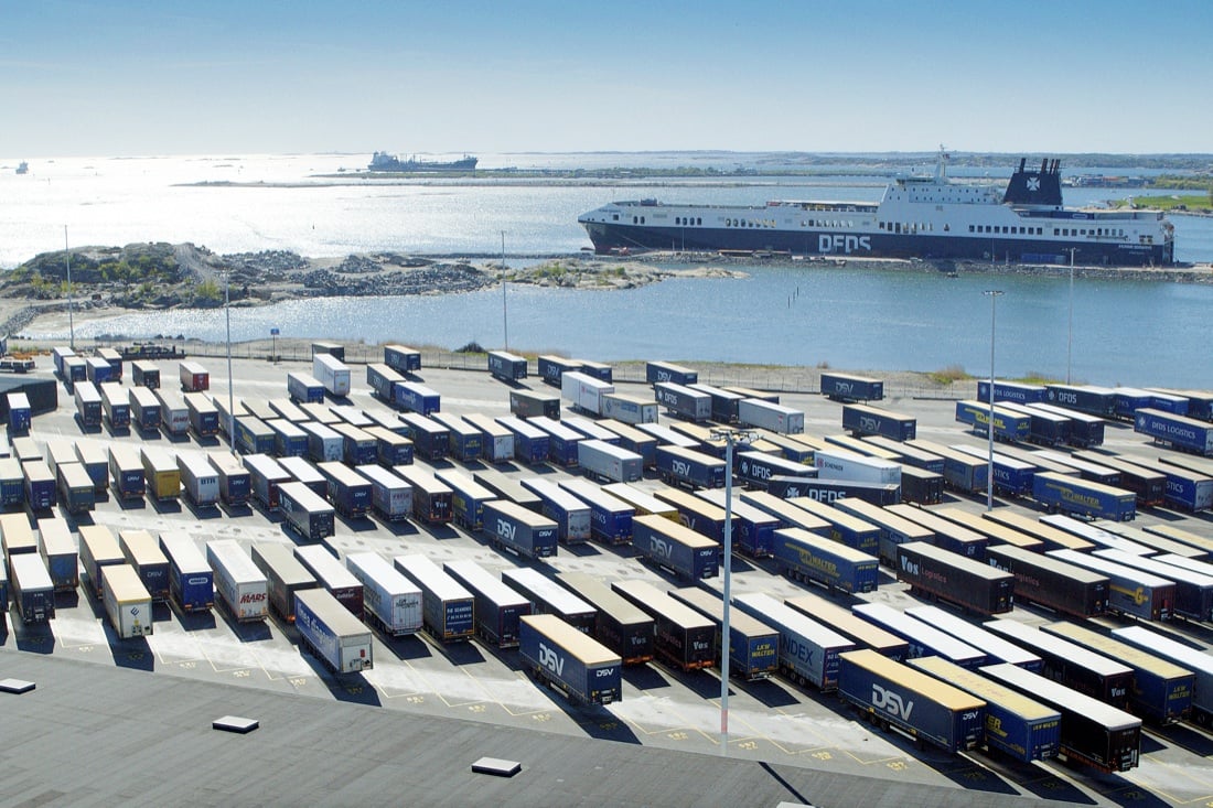 Volvo Trucks sperimenta “Vera”, il primo TIR elettrico a guida autonoma. Foto e video