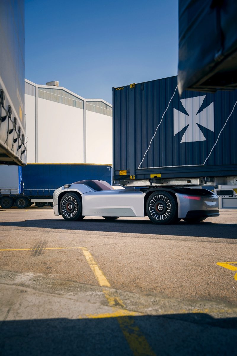 Volvo Trucks sperimenta “Vera”, il primo TIR elettrico a guida autonoma. Foto e video