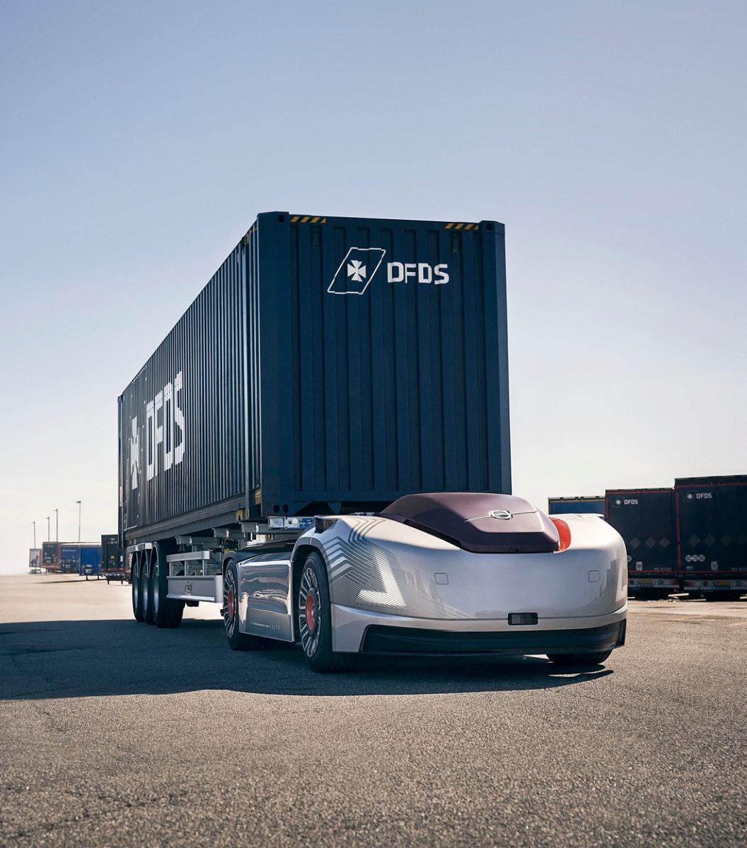 Volvo Trucks sperimenta “Vera”, il primo TIR elettrico a guida autonoma. Foto e video