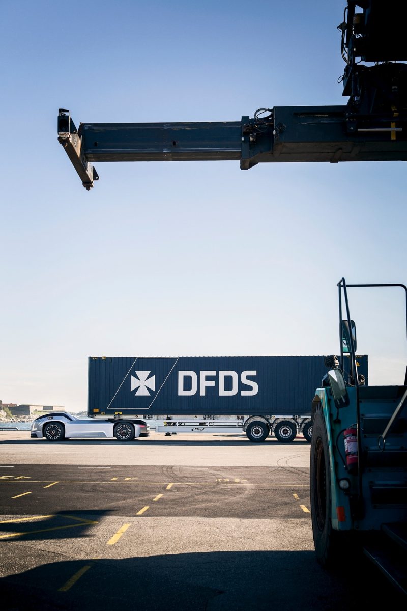 Volvo Trucks sperimenta “Vera”, il primo TIR elettrico a guida autonoma. Foto e video