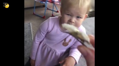 Gemelline hanno due reazioni diverse alle attenzioni della mamma