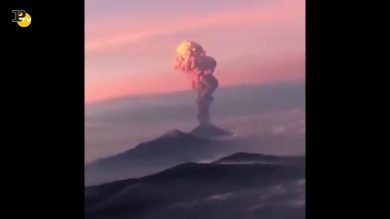 Messico, il vulcano Popocatepetl erutta: il video dell’aereo