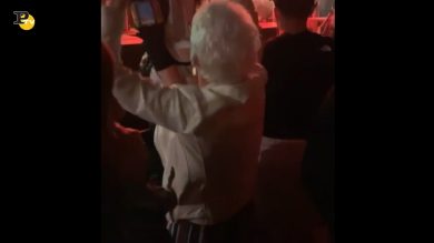 La vecchietta si scatena in discoteca a ritmo di musica