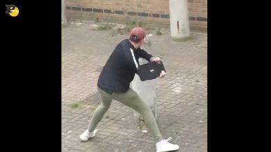 Ragazzo si arrabbia e lancia il computer contro un palo