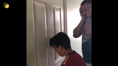 Papà insegna al figlio a prendere la carta di credito con la testa