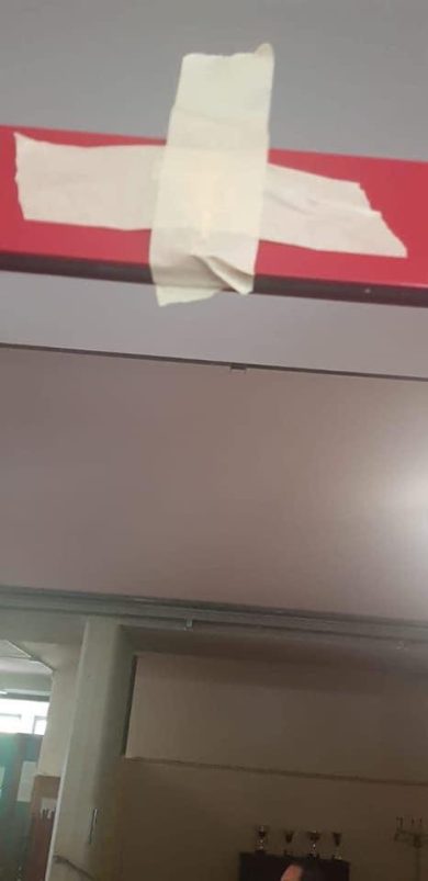 Signa: crocifisso al seggio coperto con lo scotch