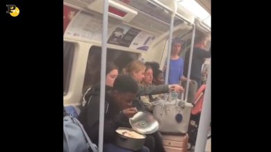 Affamato tira fuori la pentola in metropolitana e inizia a mangiare