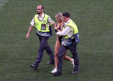 Tottenham-Liverpool, chi è la donna dell’invasione di campo nella finale I VIDEO