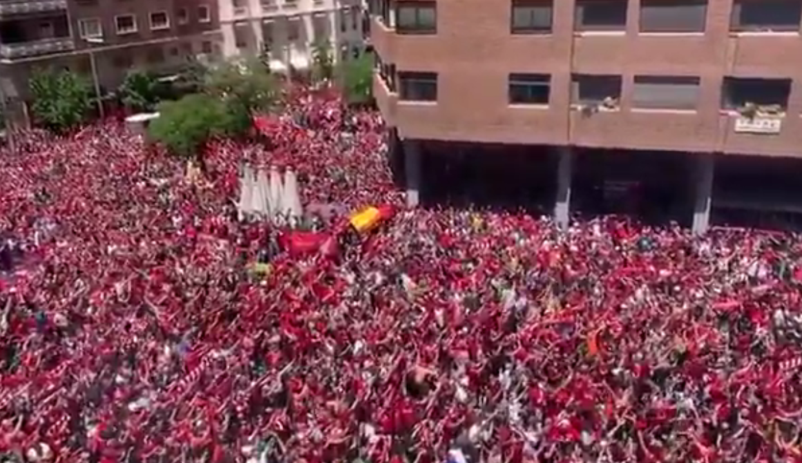 Il coro da brividi dei tifosi del Liverpool per le strade di Madrid I VIDEO Il coro da brividi dei tifosi del Liverpool per le strade di Madrid I VIDEO