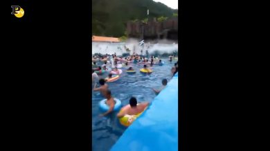 Cina: onda anomala al parco acquatico travolge i turisti