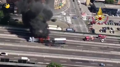 Bologna: due camion a fuoco sull’A14, morto un autista
