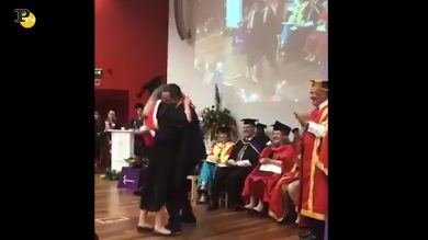 Le fa la proposta di matrimonio il giorno della laurea