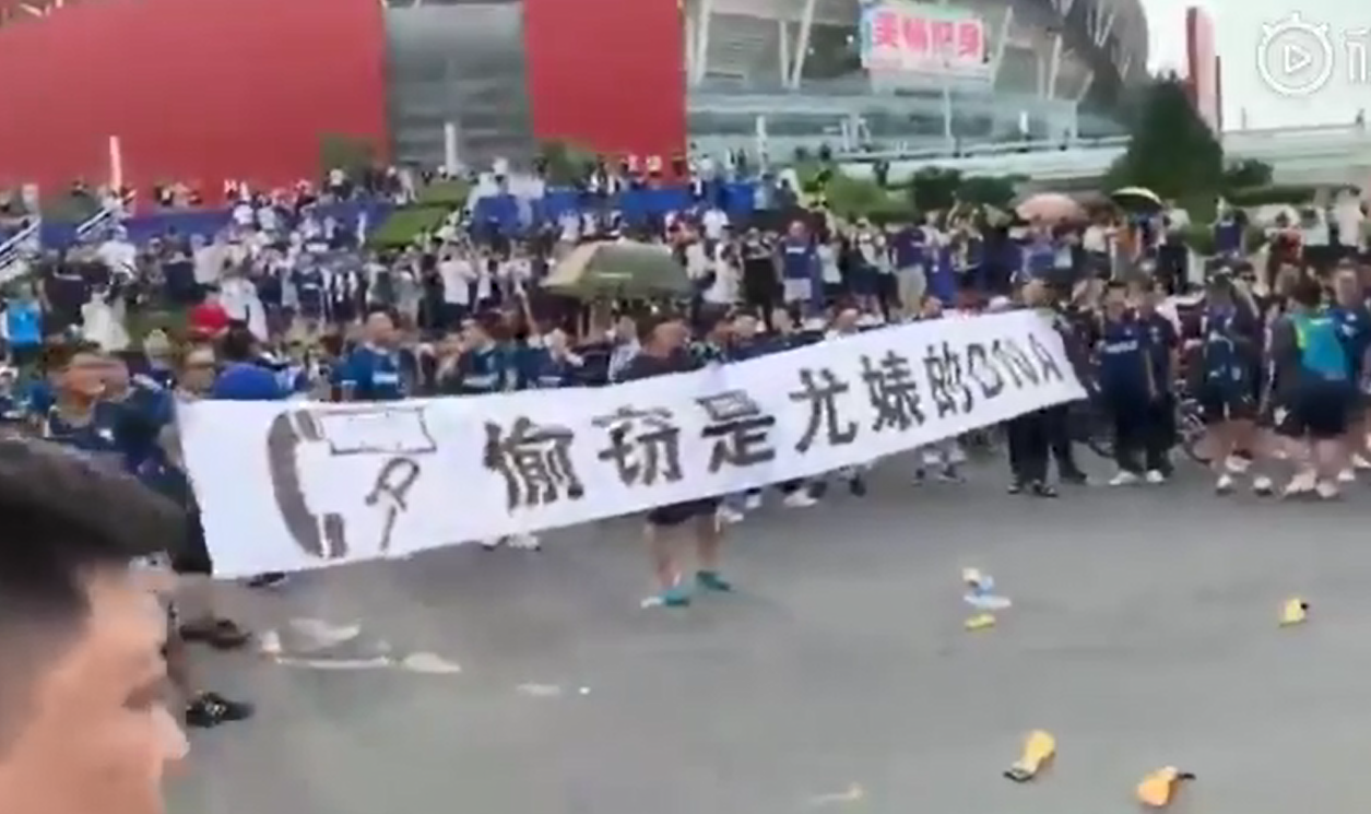 Juventus-Inter in Cina: striscioni, cori e insulti tra tifosi I VIDEO Juventus-Inter in Cina: striscioni, cori e insulti tra tifosi I VIDEO