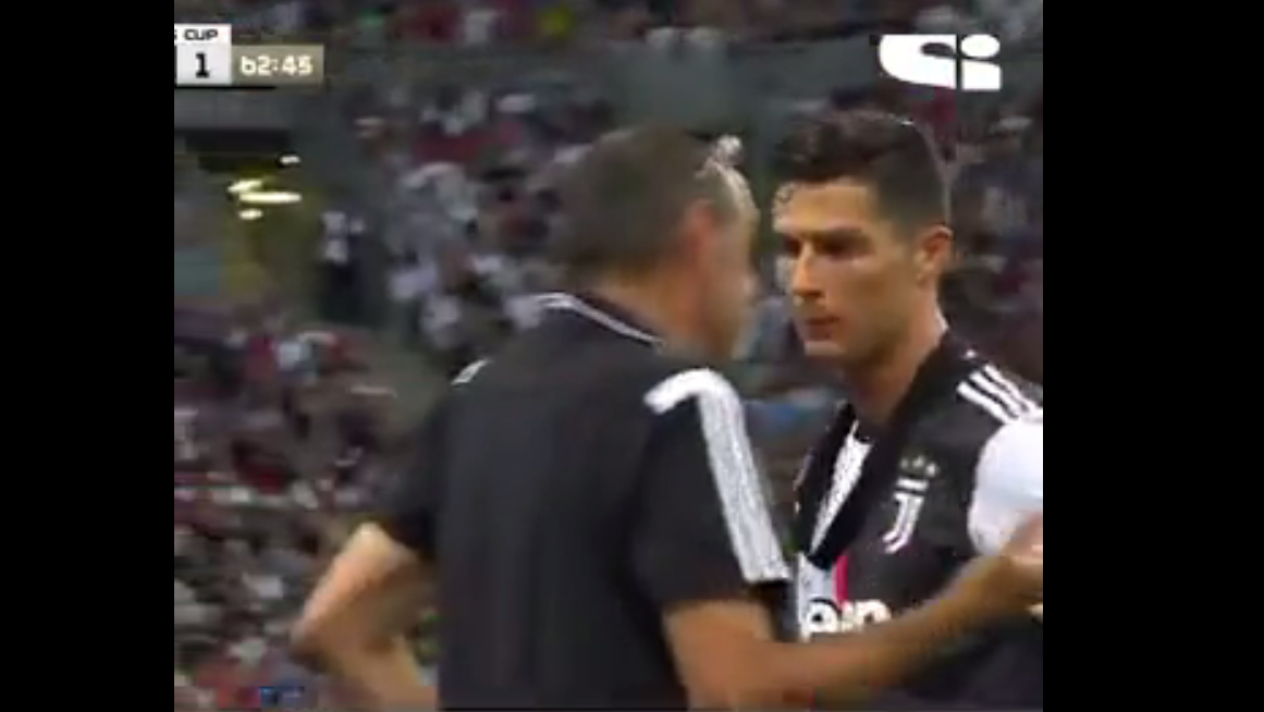 Ronaldo discute con Sarri dopo la sostituzione in Juventus-Tottenham I VIDEO Ronaldo discute con Sarri dopo la sostituzione in Juventus-Tottenham I VIDEO