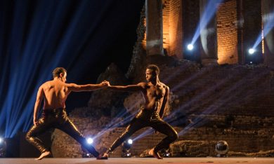 Moda, un giovane rifugiato balla per Suprema a Taormina