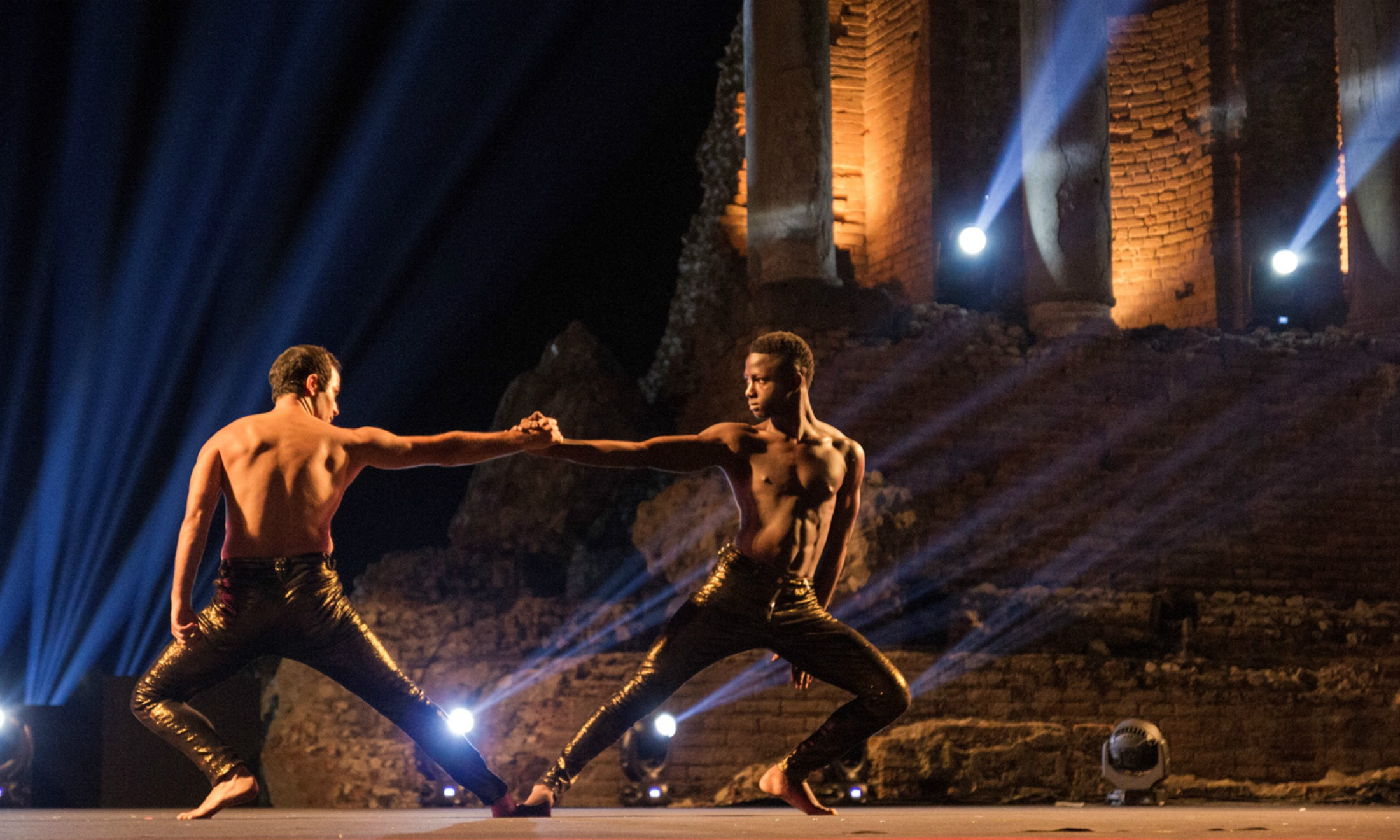 Moda, un giovane rifugiato balla per Suprema a Taormina Moda, un giovane rifugiato balla per Suprema a Taormina