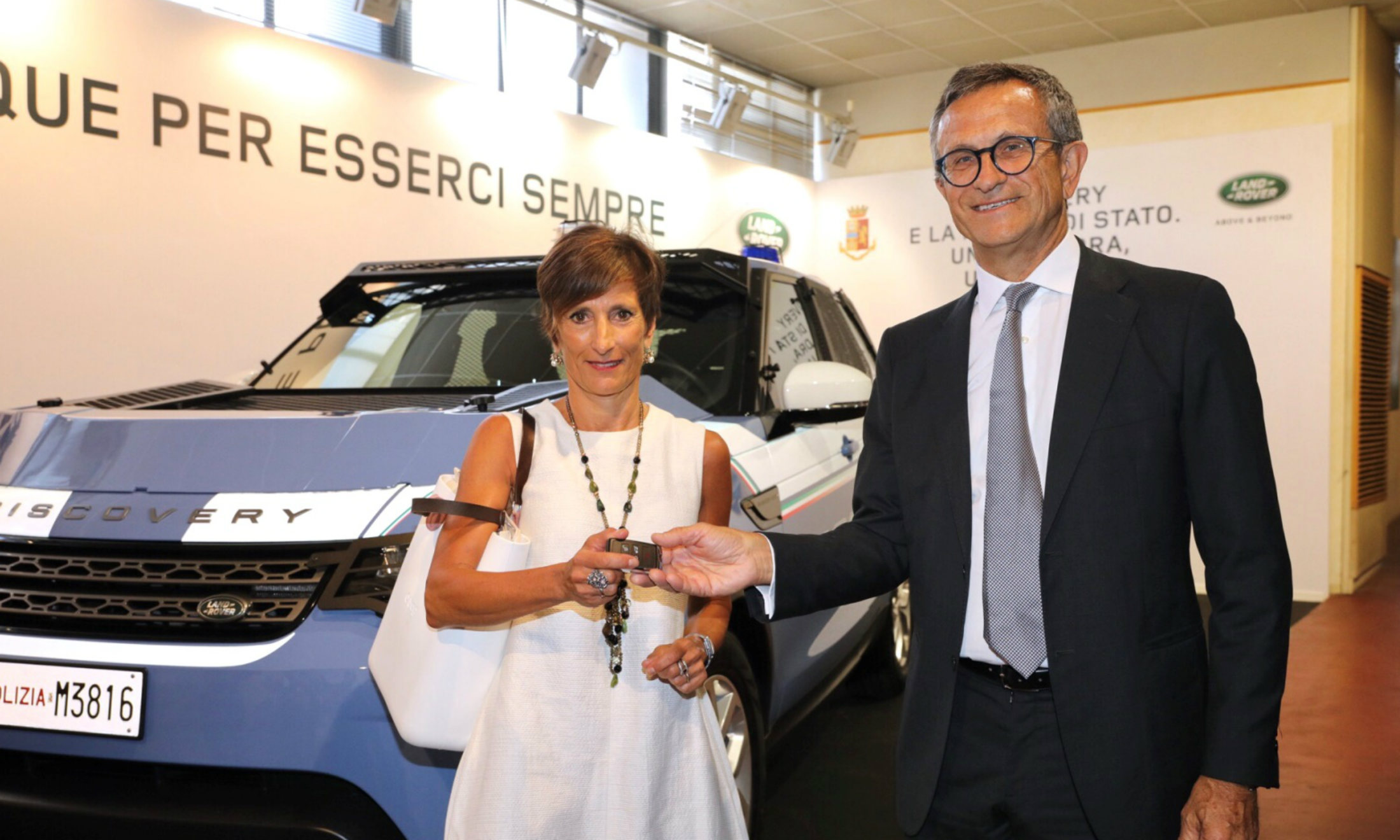 Land Rover consegna le nuove Discovery alla Polizia di Stato