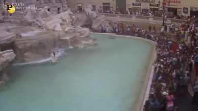 Uomo entra nella Fontana di Trevi vestito da antico romano