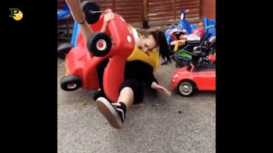 Ragazza rimane incastrata in una macchina giocattolo