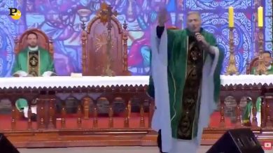Brasile, donna spinge il sacerdote e lo fa cadere dal palco