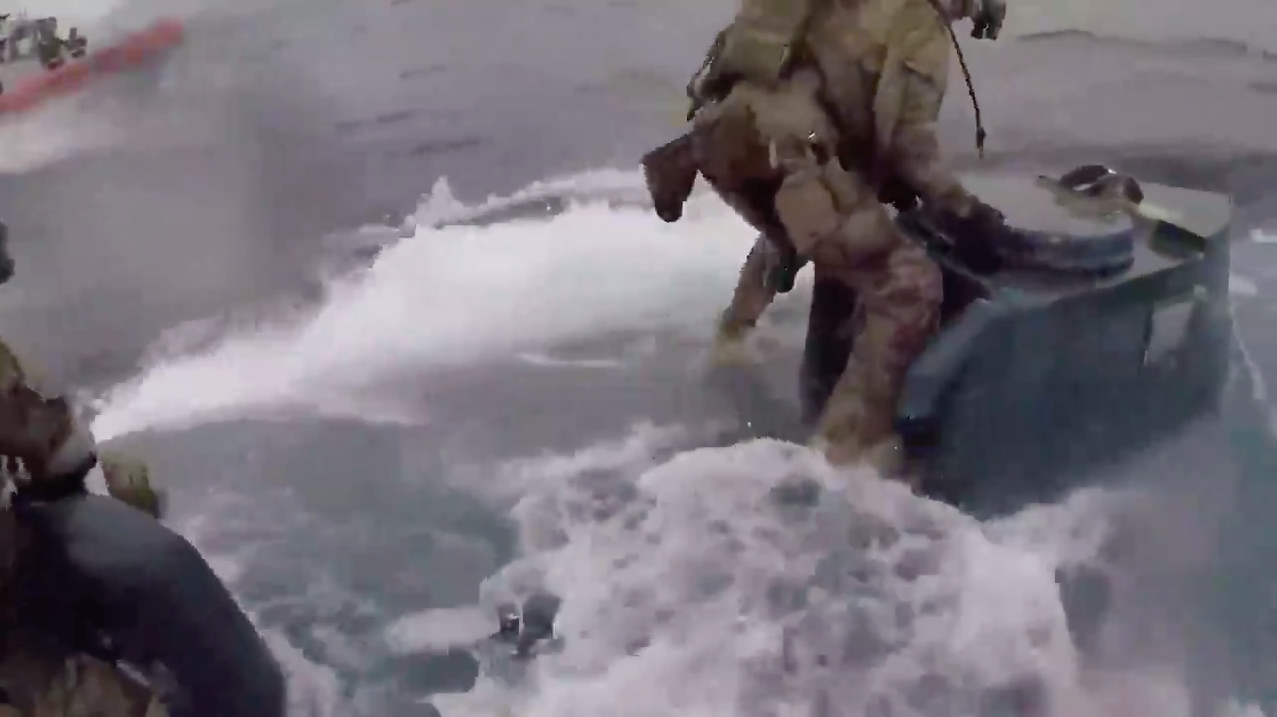 L’assalto della Guardia Costiera Usa al sommergibile dei narcos della droga L’assalto della Guardia Costiera Usa al sommergibile dei narcos della droga