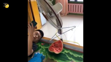 Ragazzo trova metodo ingegnoso per mangiare l’anguria