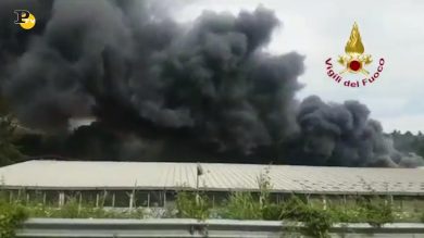 Roma, incendio in un deposito di pneumatici in via del Cappellaccio