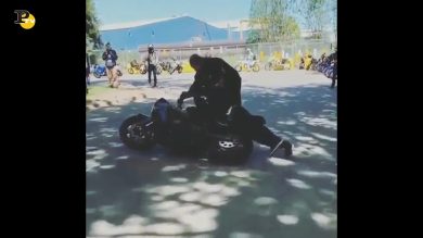 Ragazzo perde il controllo della moto e non riesce a fermarla