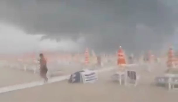 Tortoreto Lido, tempesta sulla spiaggia, turisti un fuga | video Tortoreto Lido, tempesta sulla spiaggia, turisti un fuga | video