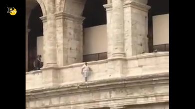 Roma, uomo minaccia di buttarsi dal Colosseo