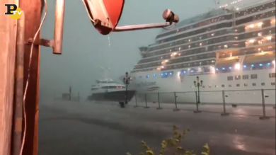 Venezia, nave da crociera sfiora yacht | video