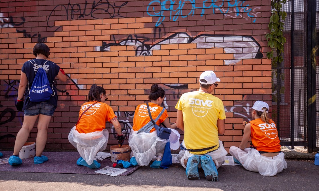 Samsung, per un giorno niente ufficio. Gli impiegati ripuliscono parco Forlanini