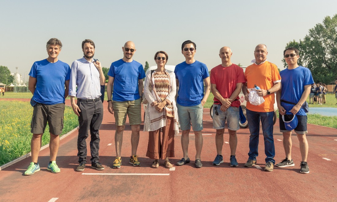 Samsung, per un giorno niente ufficio. Gli impiegati ripuliscono parco Forlanini