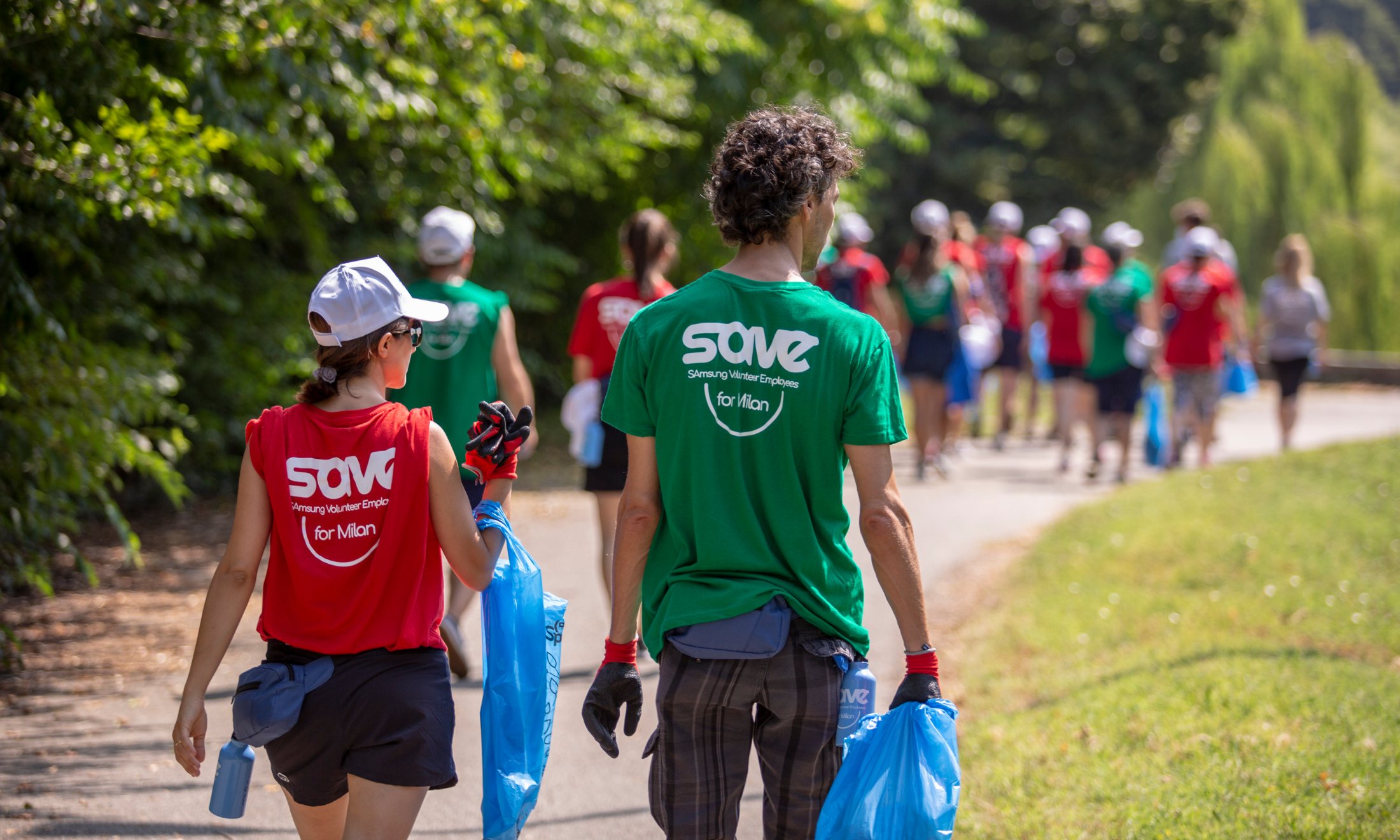 Samsung, per un giorno niente ufficio. Gli impiegati ripuliscono parco Forlanini